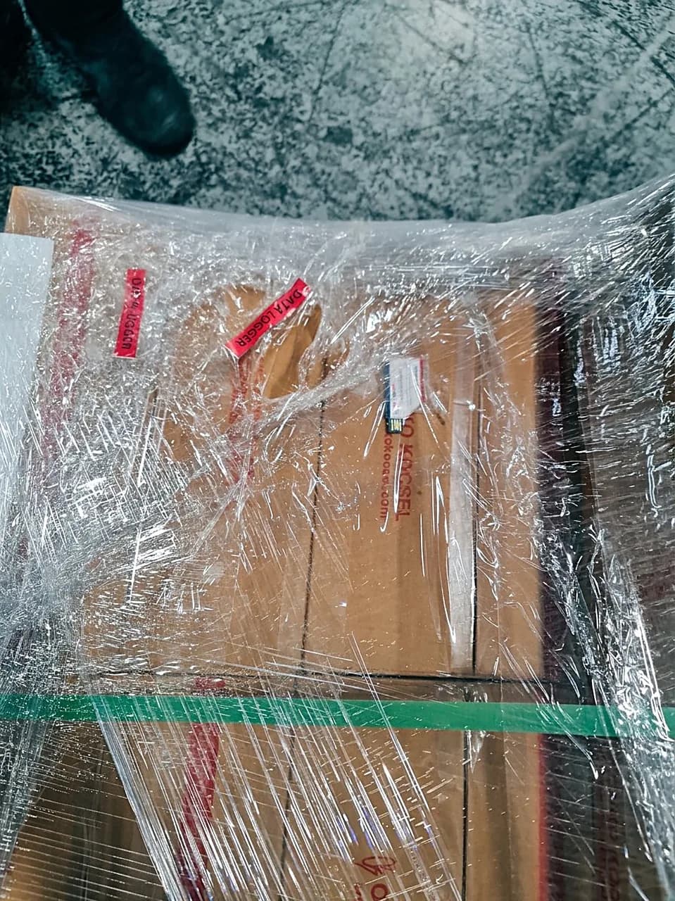 Palet üzerine monte edilmiş sıcaklık datalogger cihazı