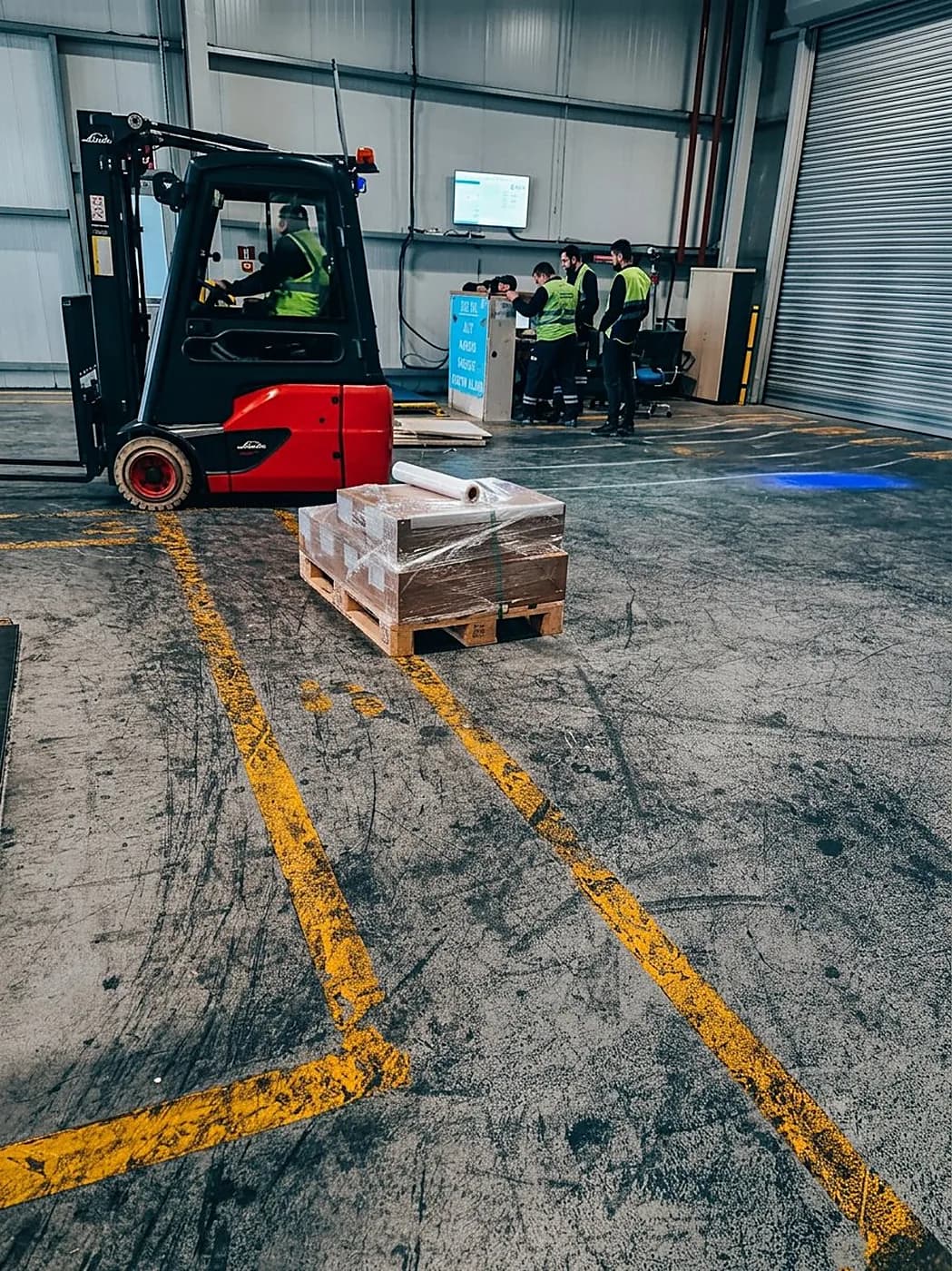 Depoda forklift ve operasyon ekibi