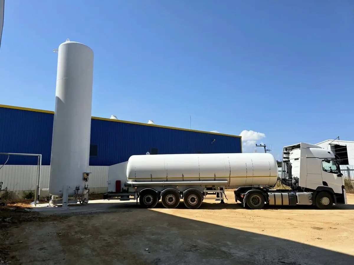 Kriyojenik tank ikmali yapan tanker