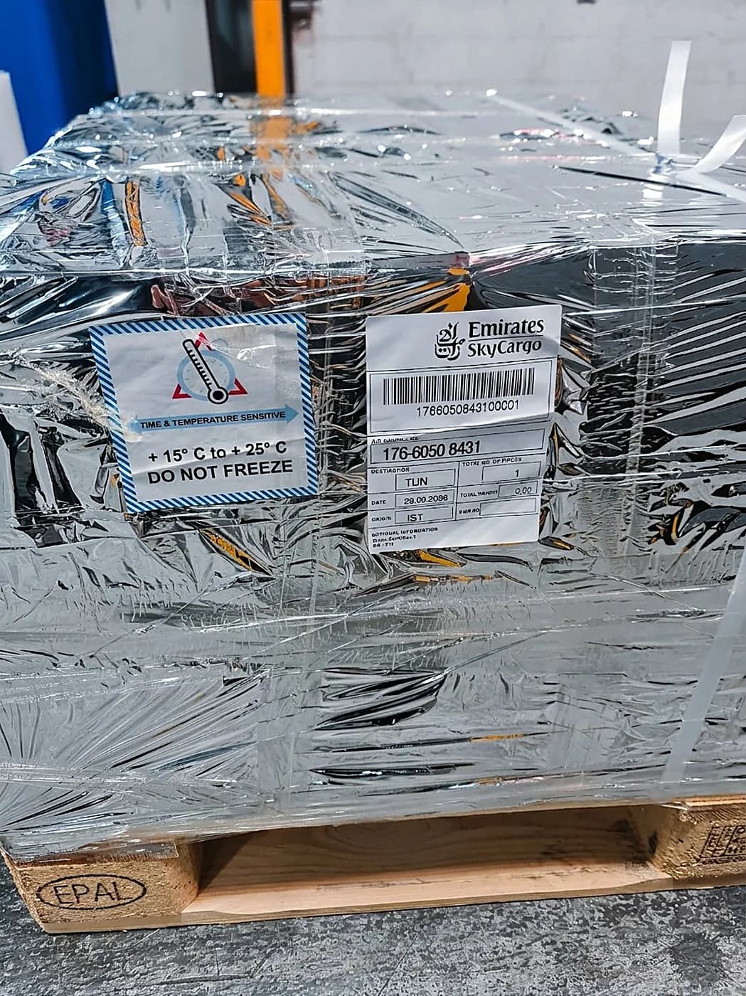 Termal örtülü, Emirates SkyCargo etiketli ihracat paleti